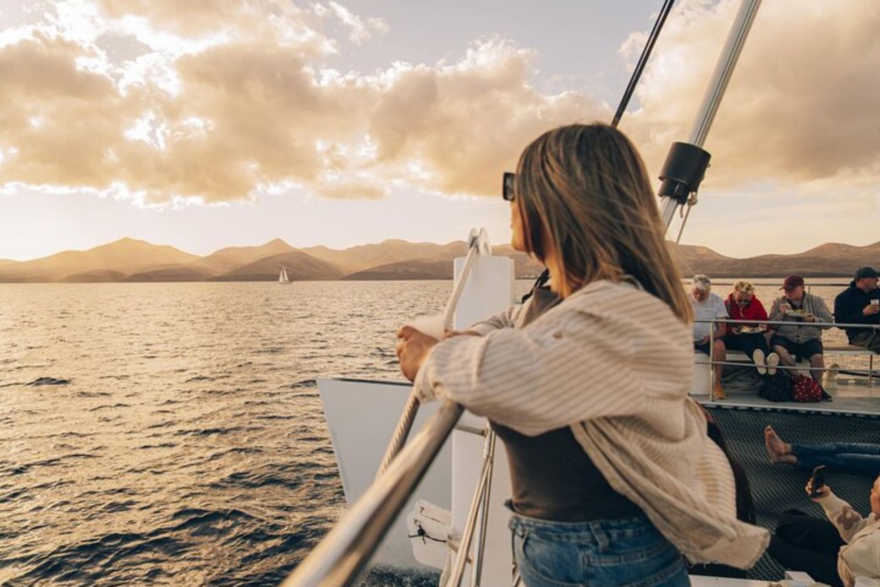 Crociera in barca a vela al tramonto con i delfini di 2 ore con drink