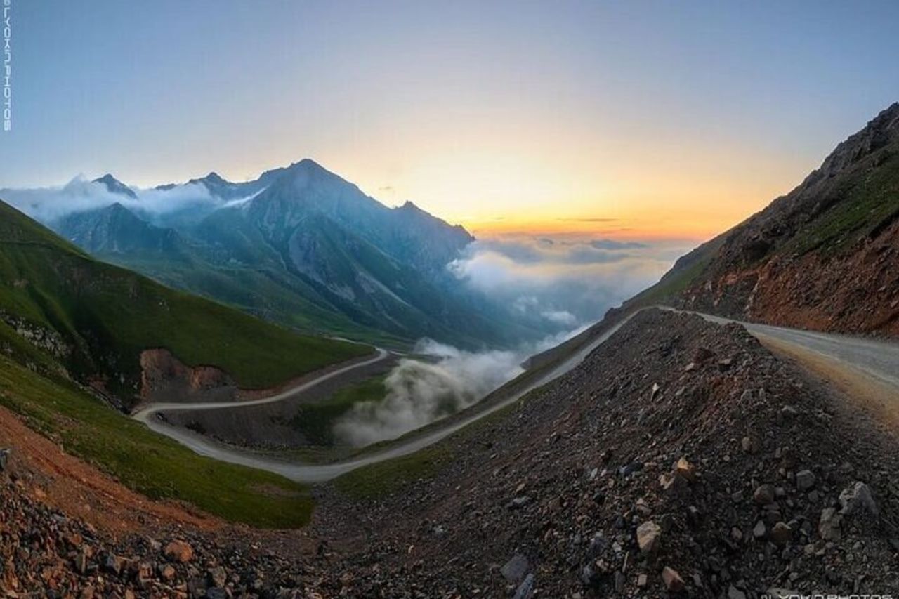Montagne di caramelle e Khinalig Tour di un'intera giornata