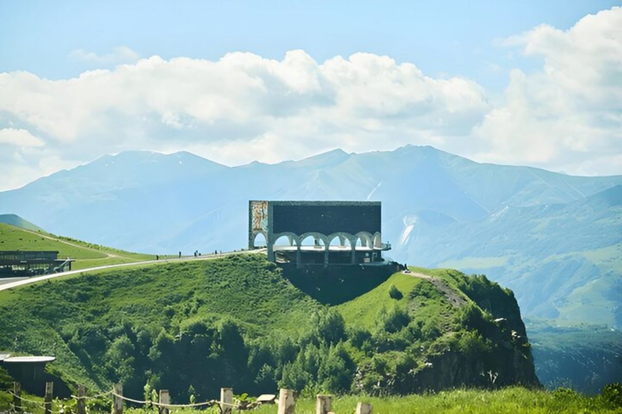Magica Kazbegi Gudauri & Ananuri DayTrip Tour guidato da Tbilisi — 4