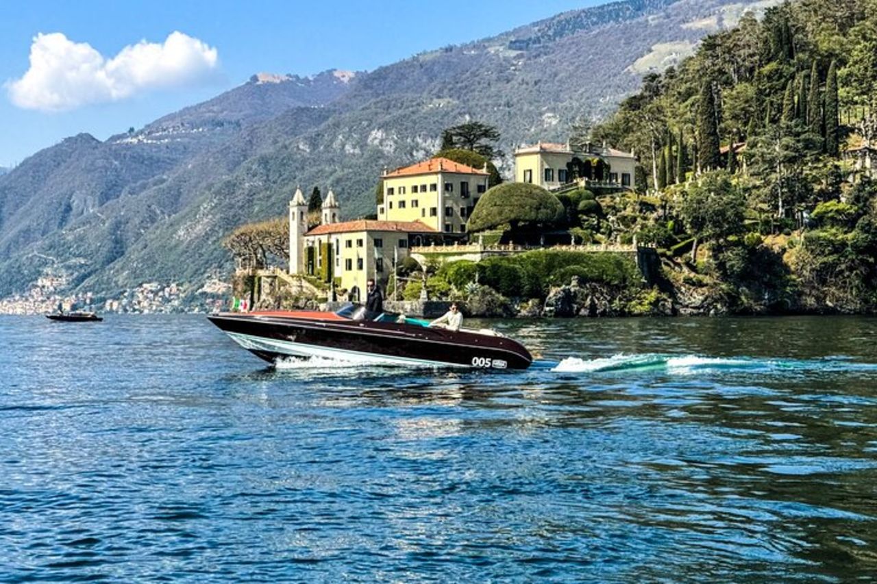 1H - 4H Tour Privato in Barca sul Lago di Como 6 pax — 4