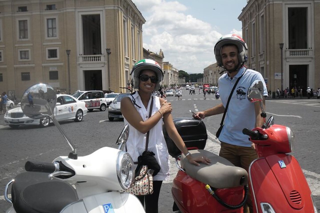 Roma su ruote: vivi la città con un tour in Vespa — 3