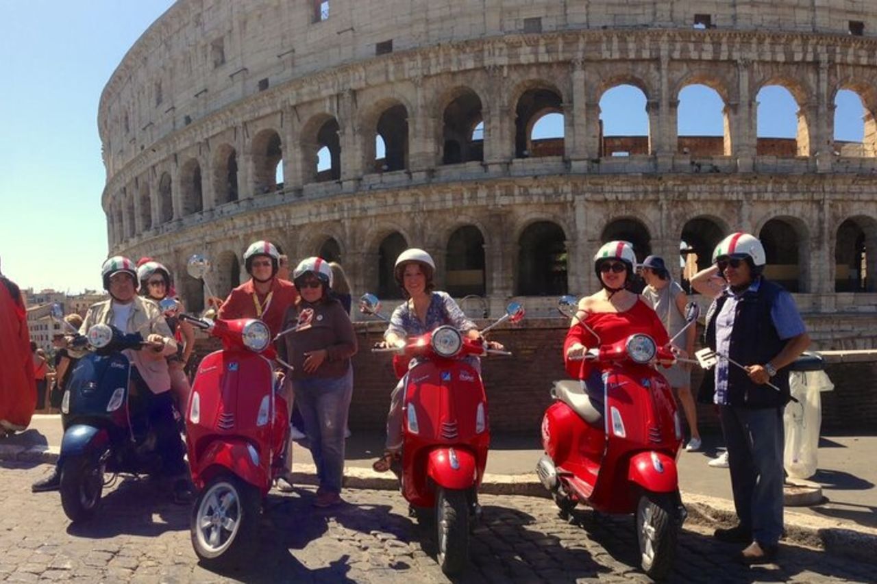 Roma su ruote: vivi la città con un tour in Vespa — 5