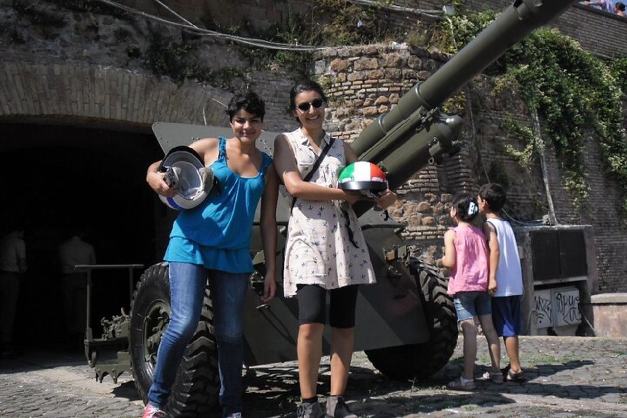 Roma su ruote: vivi la città con un tour in Vespa — 6