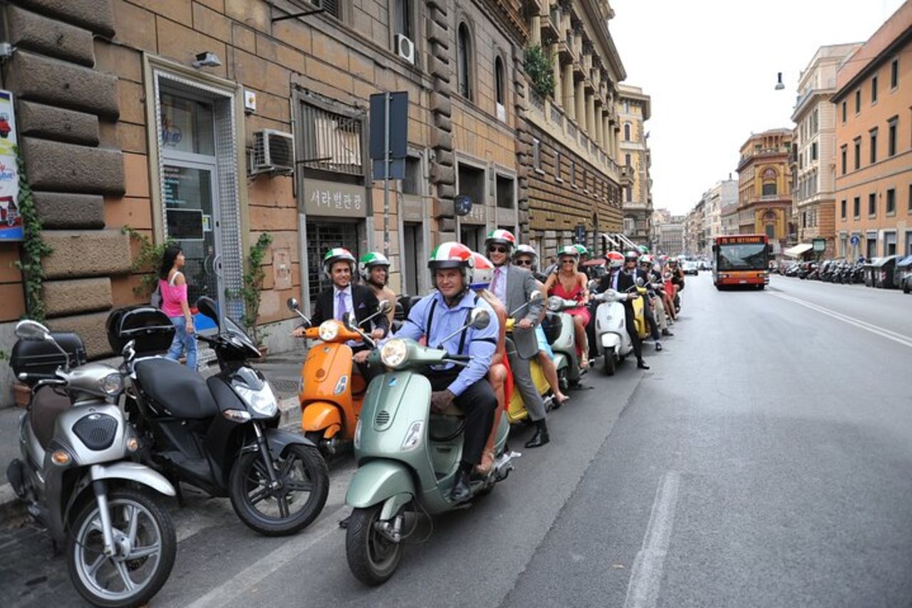Roma su ruote: vivi la città con un tour in Vespa — 8