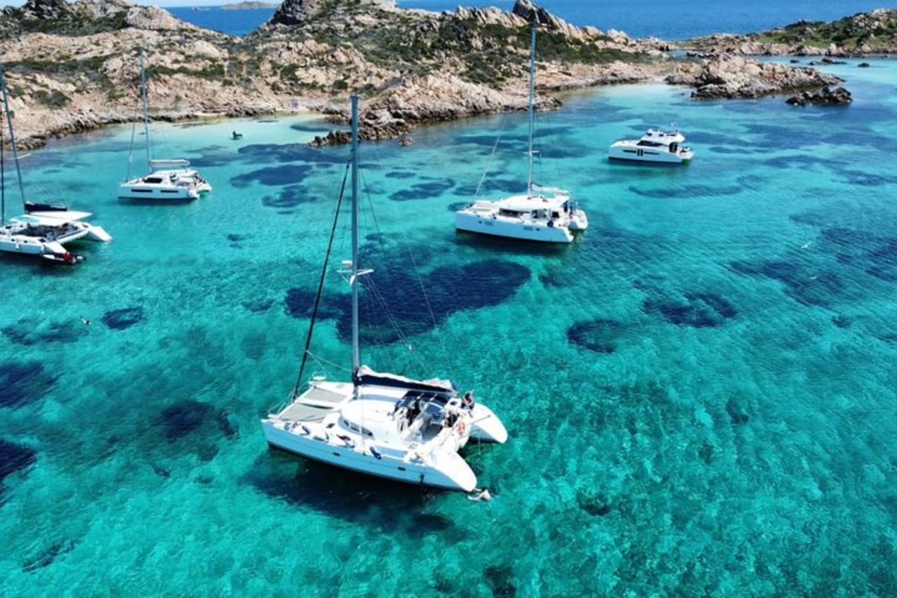 Tour in Catamarano Arcipelago Maddalena da Cannigione da 12 mt..