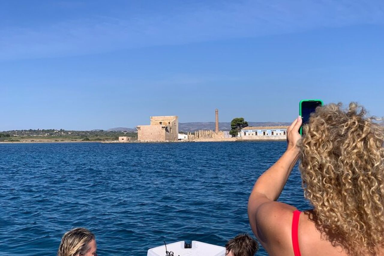 Avola: Barca privata ai Faraglioni di punta Ciriga con aperitivo — 5