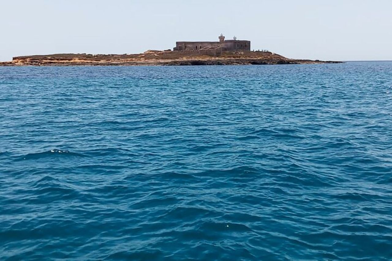 Syracuse: Giornata intera in barca privata a Capopassero con aperitivo. — 7