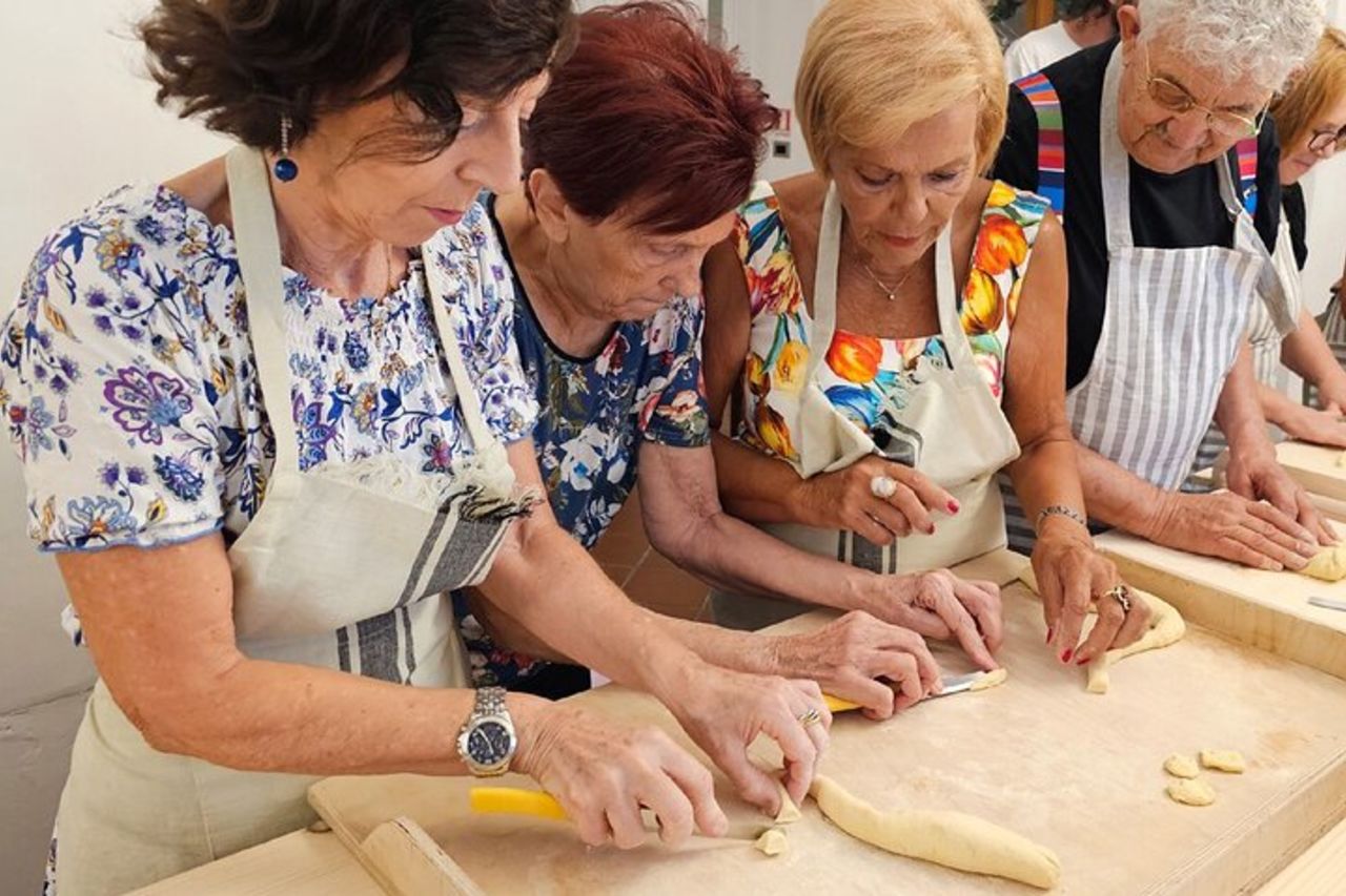 Corso di cucina tradizionale con pranzo nel centro storico di Lecce — 9