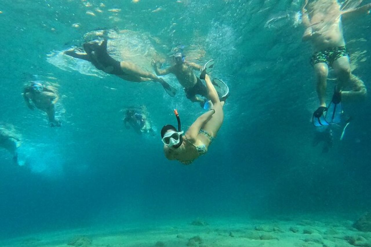 Milos: crociera di mezza giornata in motoscafo a Kleftiko con tour di snorkeling — 6