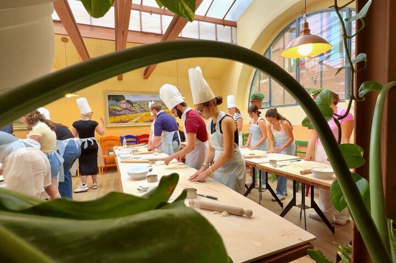 Siena: Corso di Cucina per Piccoli Gruppi Pasta e Tiramisù con Vino — 2