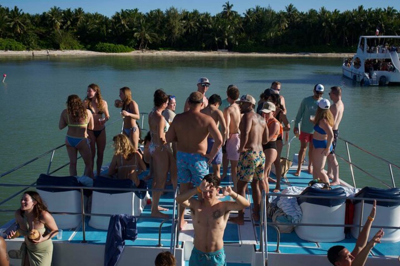 Snorkeling in barca privata e nuotata con squali e razze — 5