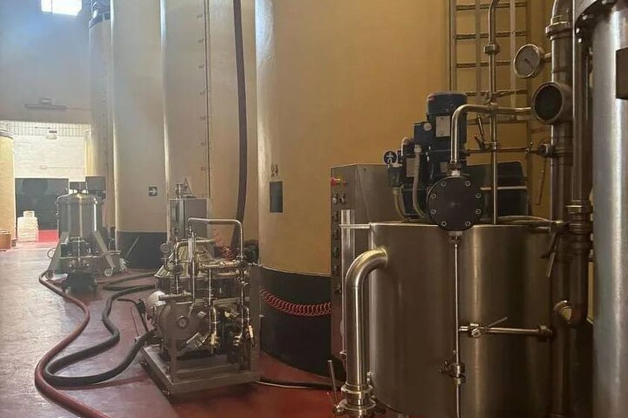 Visita alla cantina storica con degustazione di cibo e vino a Marsala — 6