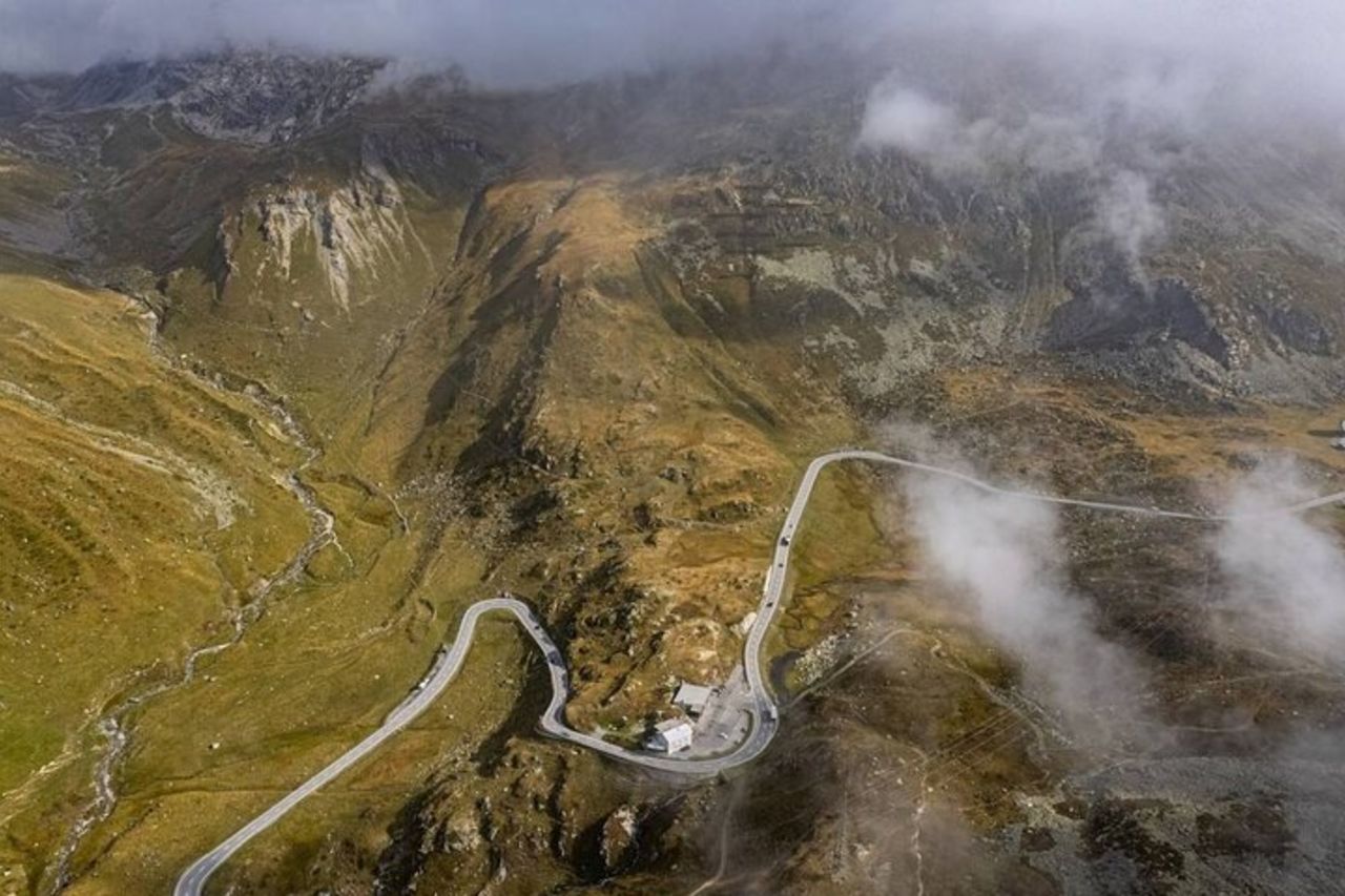 5 paesi Grand Tour alpino in un'auto di lusso — 5
