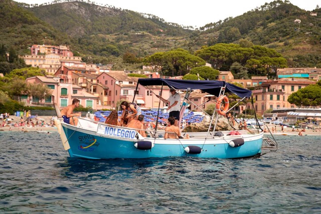 Riomaggiore: esperienza dal mare con focaccia e vino — 2