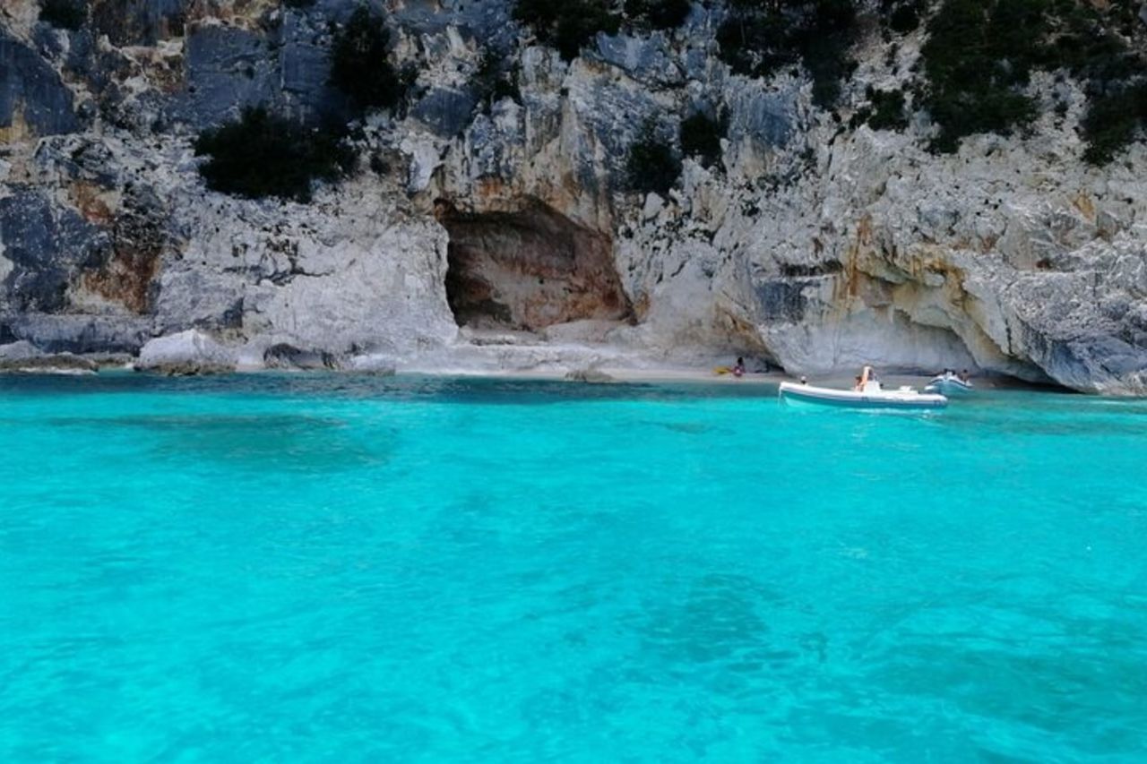 Noleggio Gommone di un Giorno Intero ad Arbatax — 5