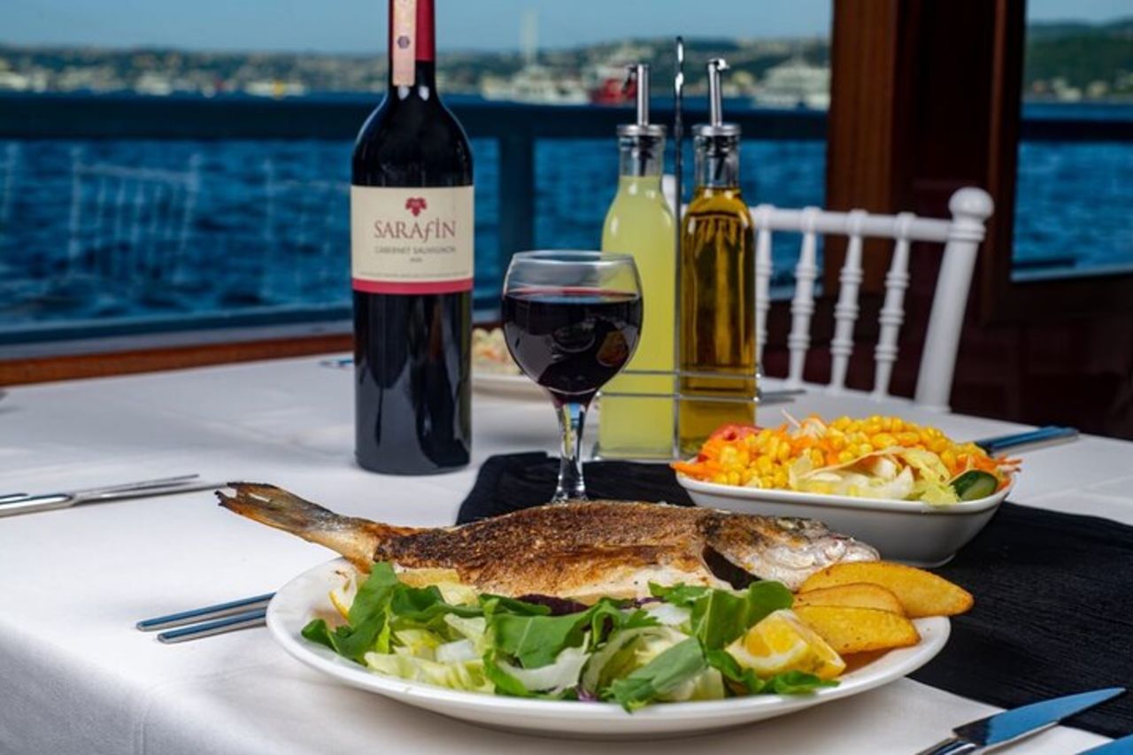 Crociera con cena sul Bosforo a Istanbul con spettacolo turco — 5