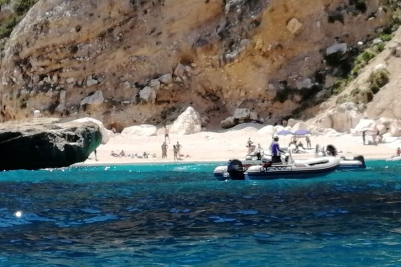 Noleggio Gommone di un Giorno Intero ad Arbatax — 7