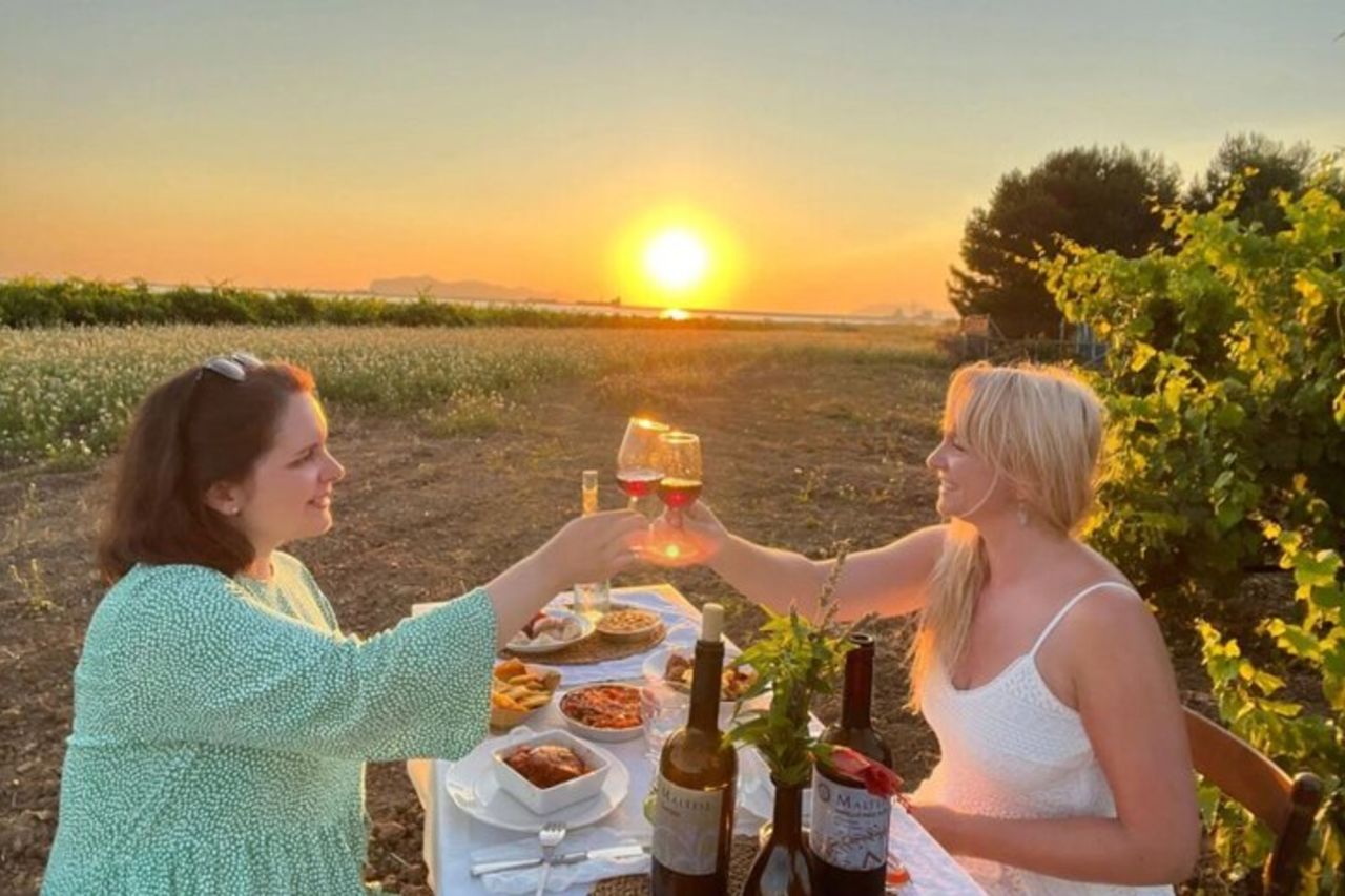 Picnic al tramonto tra i vigneti a Marsala