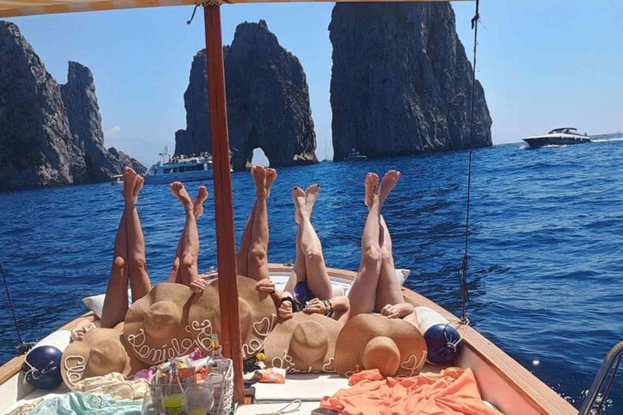Capri: Tour in Barca tra Grotte ,Limoncello e Torta Caprese — 4