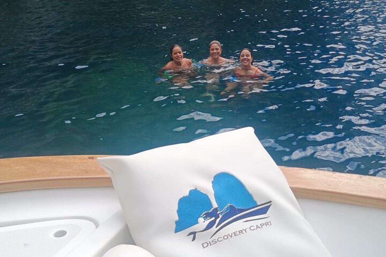 Capri: Tour in Barca tra Grotte ,Limoncello e Torta Caprese — 9