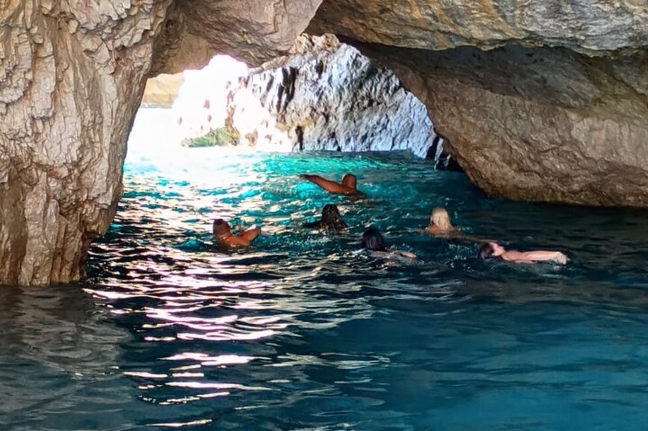 Capri: Tour in Barca tra Grotte ,Limoncello e Torta Caprese — 5