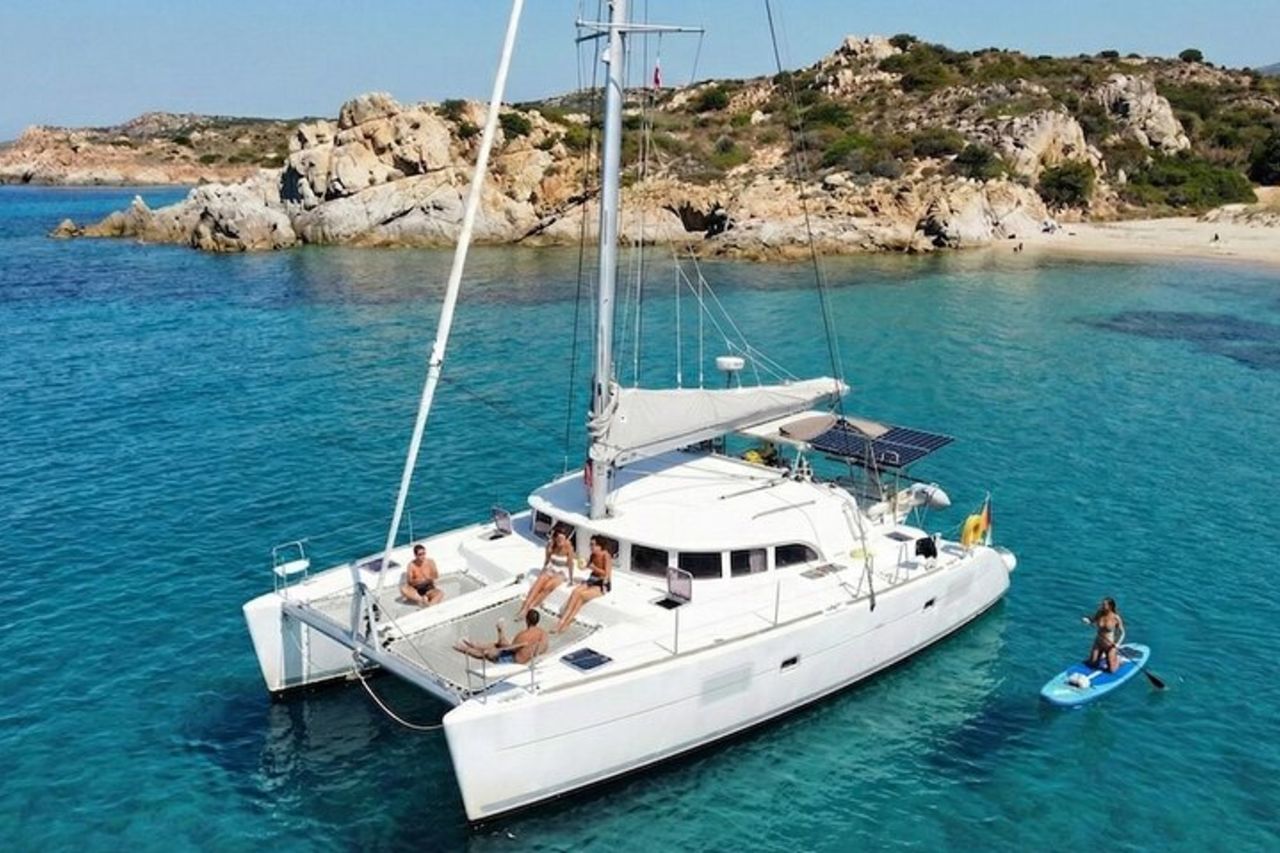 Tour in catamarano da La Caletta vicino a Olbia – Vivi la costa della Sardegna