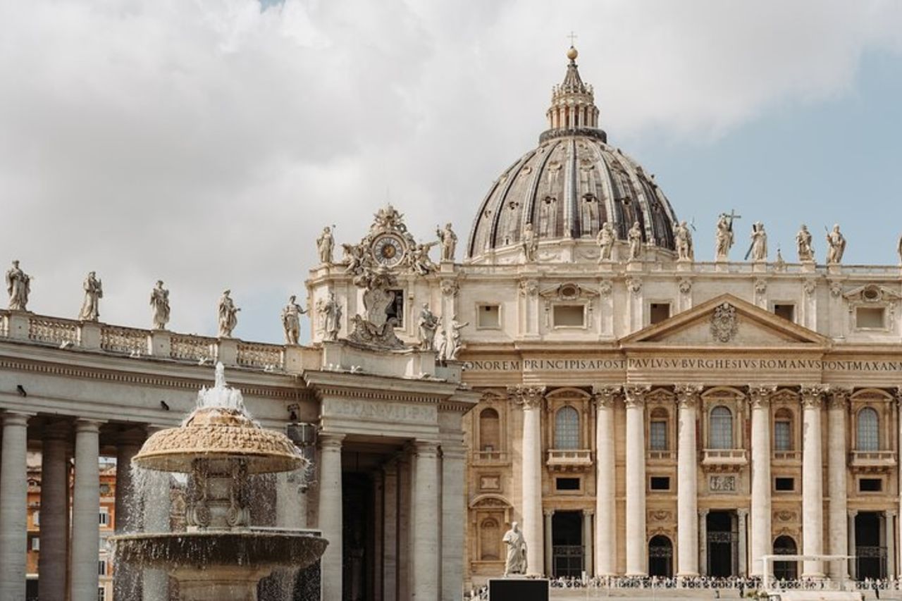 Tour di accesso prioritario alla Basilica di San Pietro con cupola e cripta