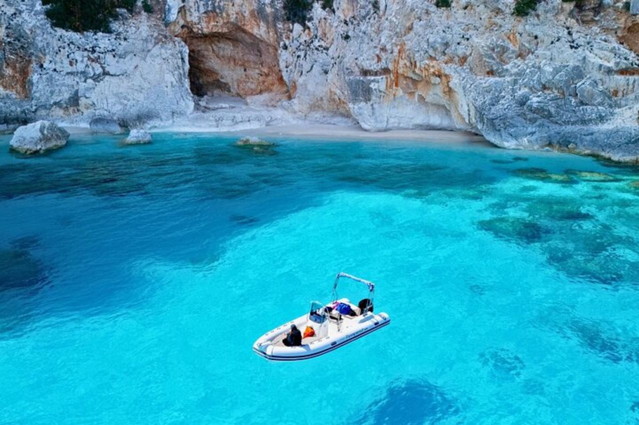 Da Cala Gonone noleggio gommoni nel Golfo di Orosei — 2