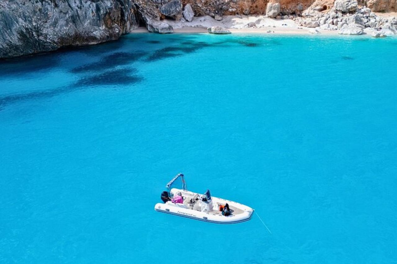 Da Cala Gonone noleggio gommoni nel Golfo di Orosei — 7