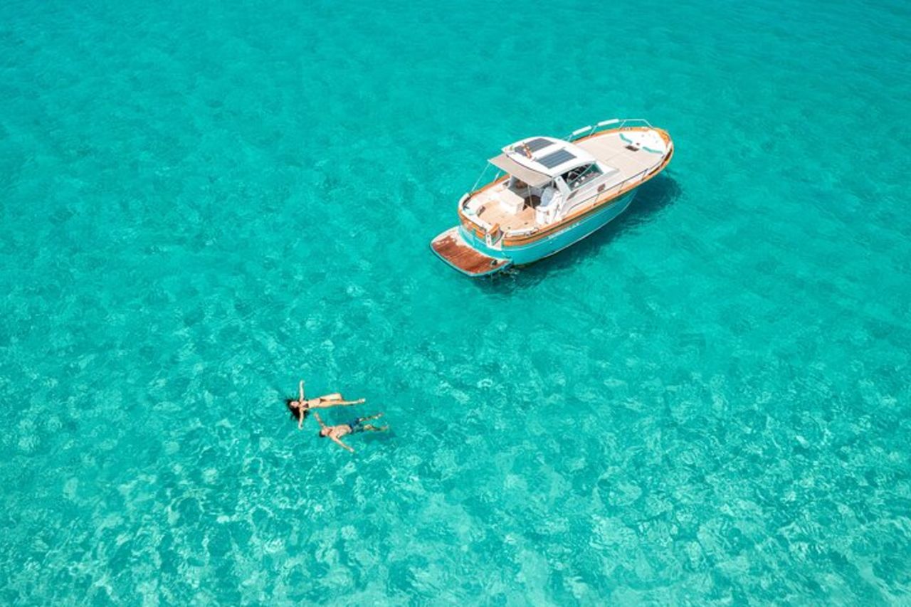 Tour della Costa Smeralda in barca ibrida con soste e aperitivo — 5