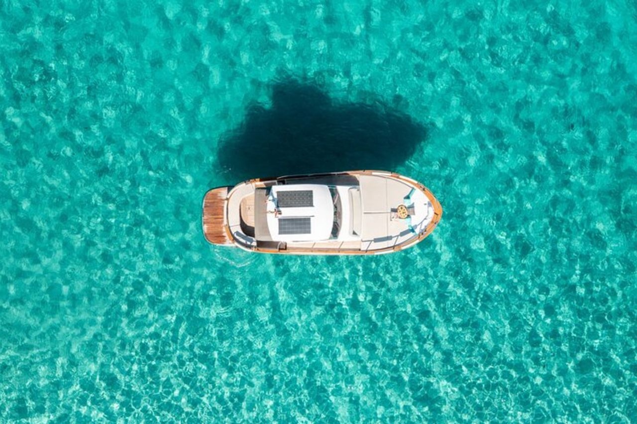 Tour della Costa Smeralda in barca ibrida con soste e aperitivo — 2