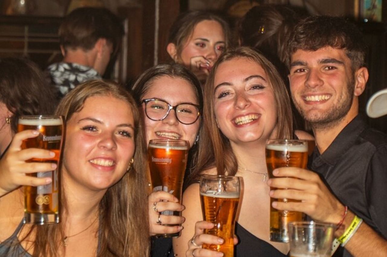 Nizza: Pub Crawl Yellow – Bar sociali, giochi e ingresso al VIP Club — 7