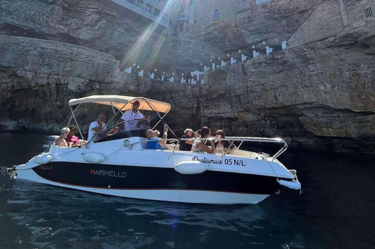 Tour in barca delle Grotte di Polignano a Mare con aperitivo — 3
