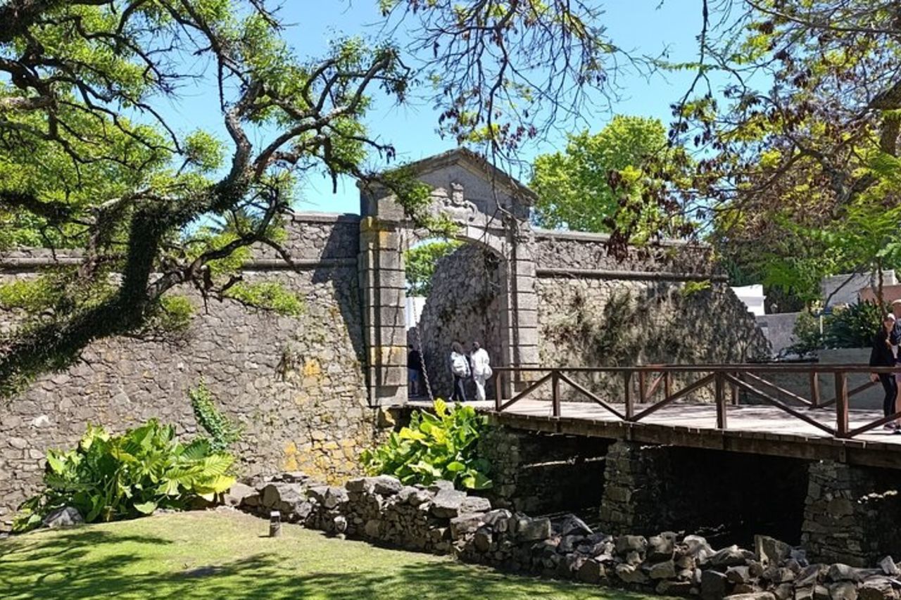 Tour completo della città di Colonia del Sacramento con veicolo privato