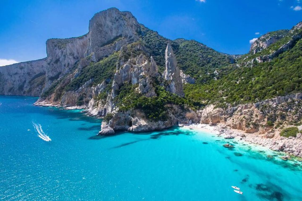 Gita Giornaliera in catamarano nelle Cale di Orosei con pranzo