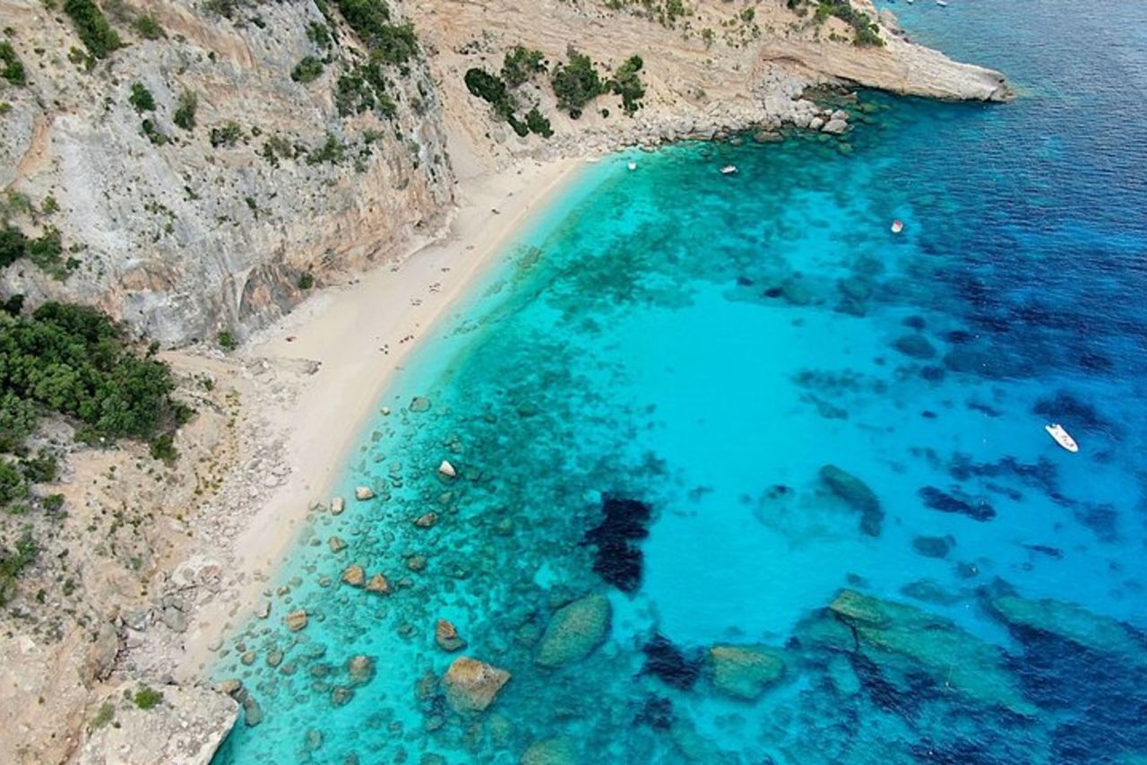 Gita Giornaliera in catamarano nelle Cale di Orosei con pranzo — 5