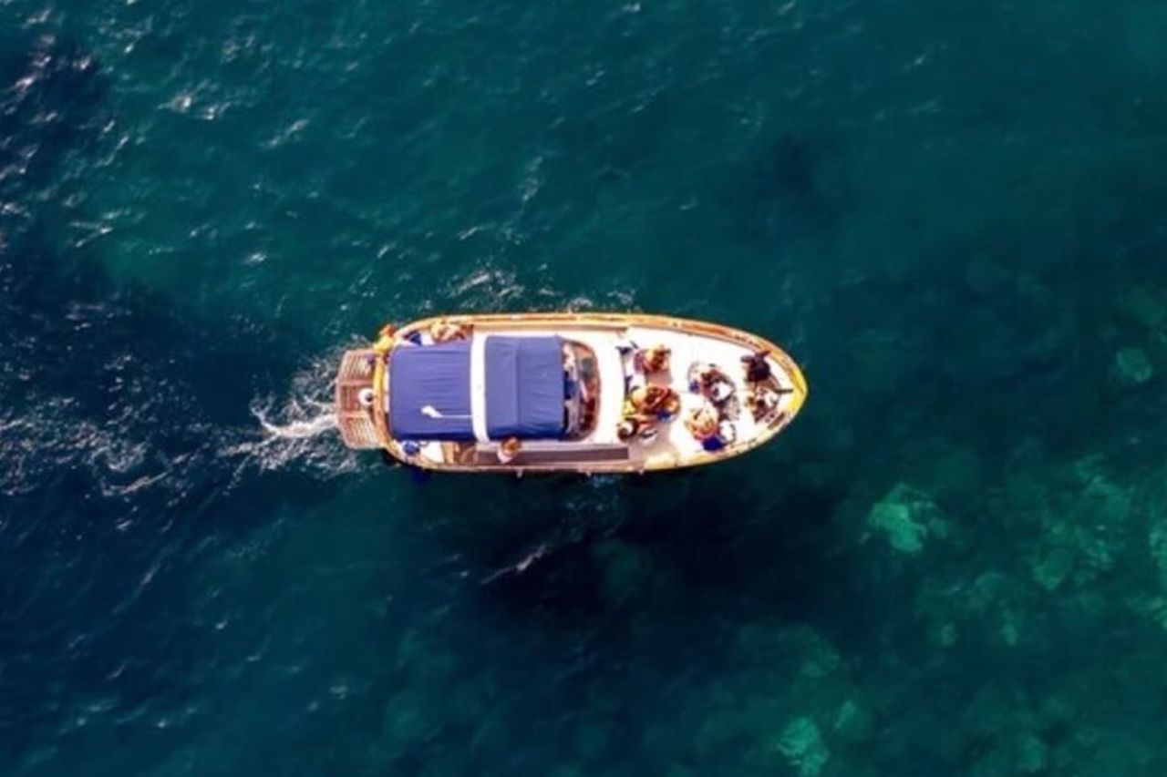 Castro un giro in barca attraverso grotte e acque cristalline