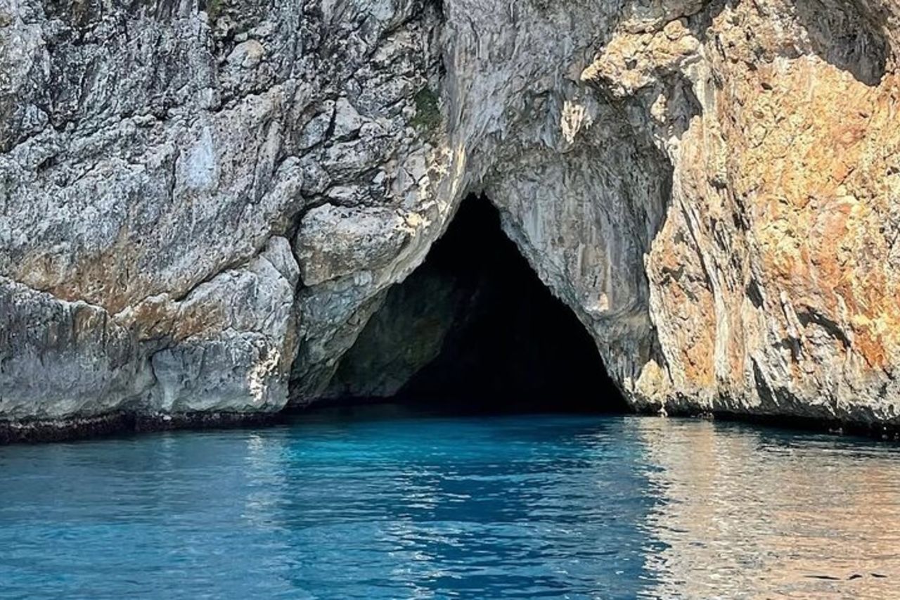 Castro un giro in barca attraverso grotte e acque cristalline — 5