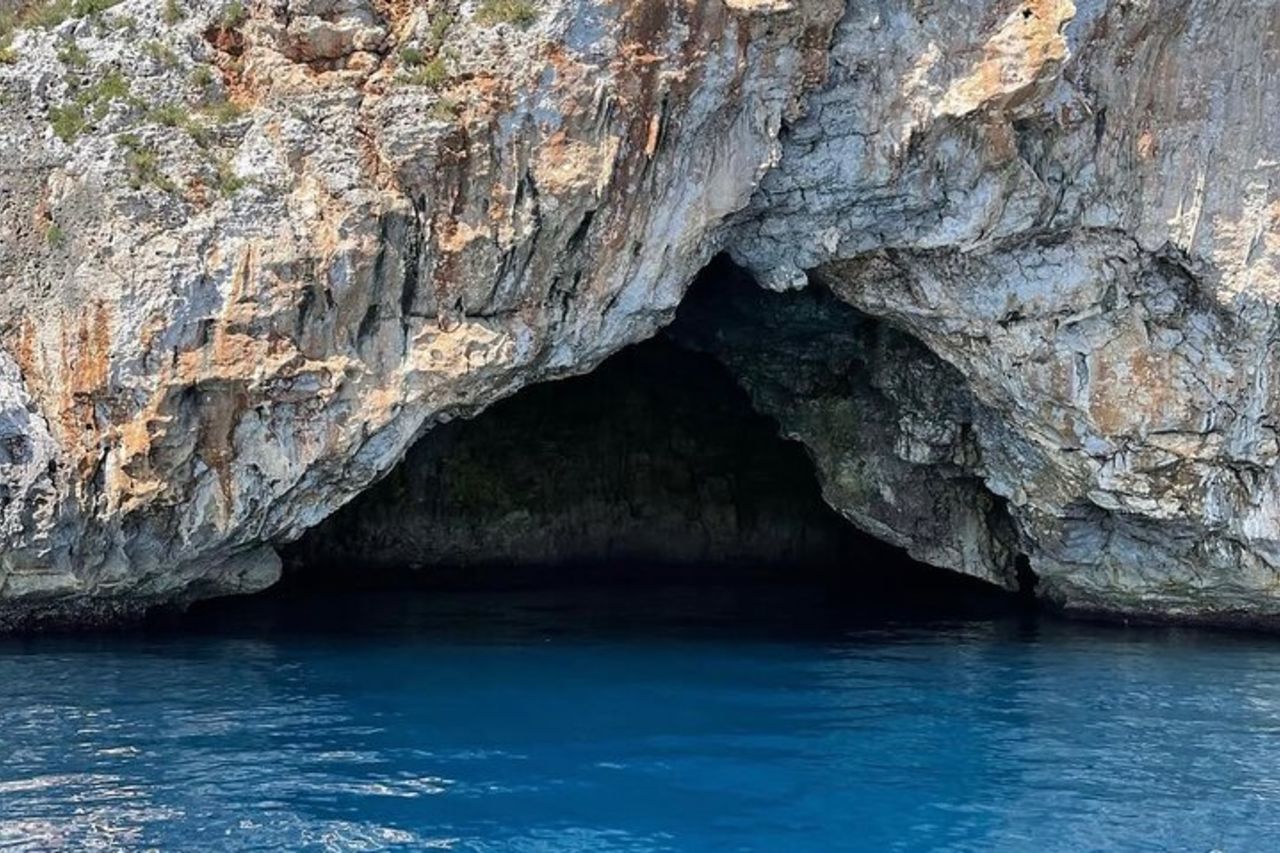 Castro un giro in barca attraverso grotte e acque cristalline — 7