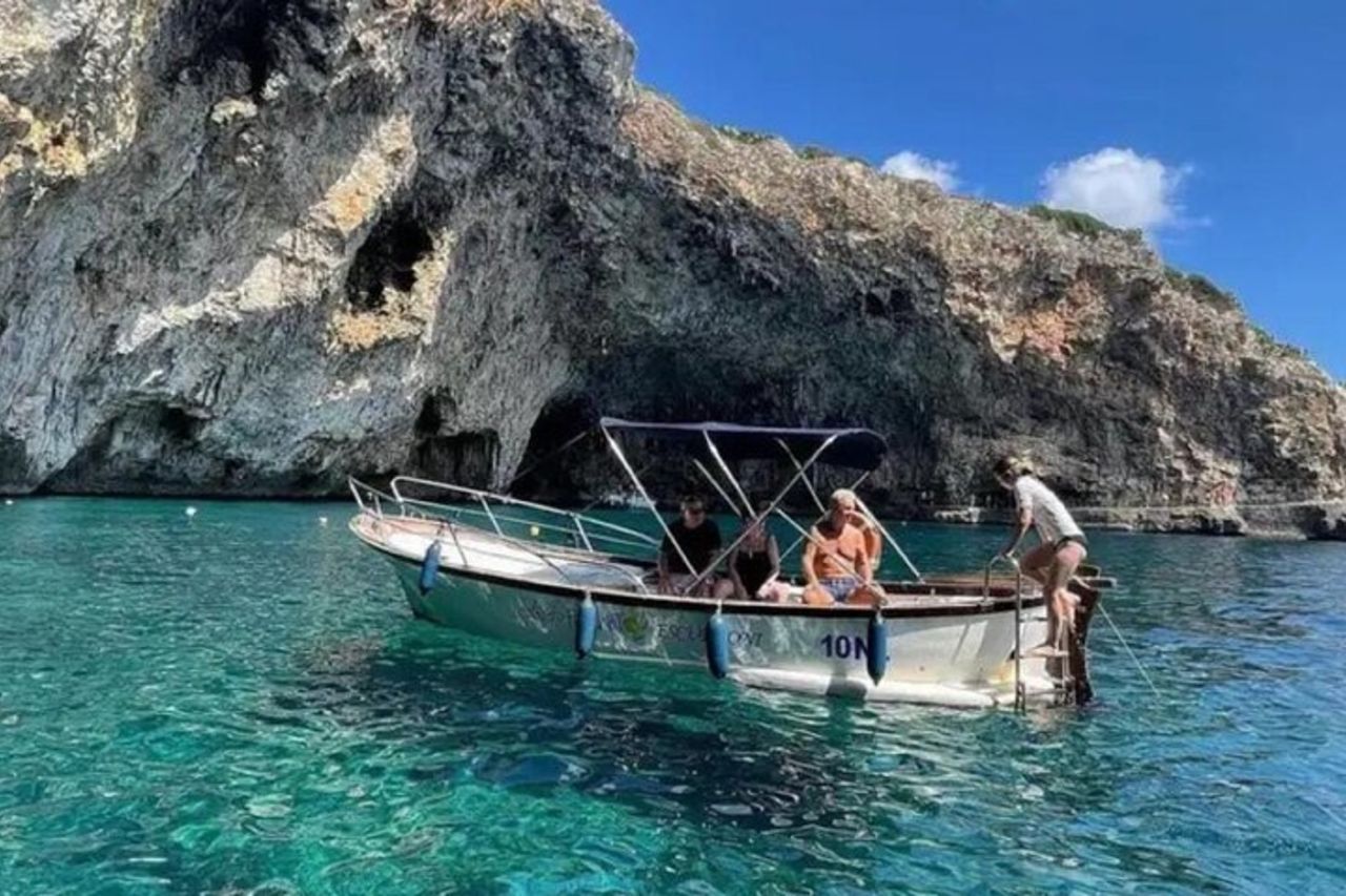 Castro un giro in barca attraverso grotte e acque cristalline — 9