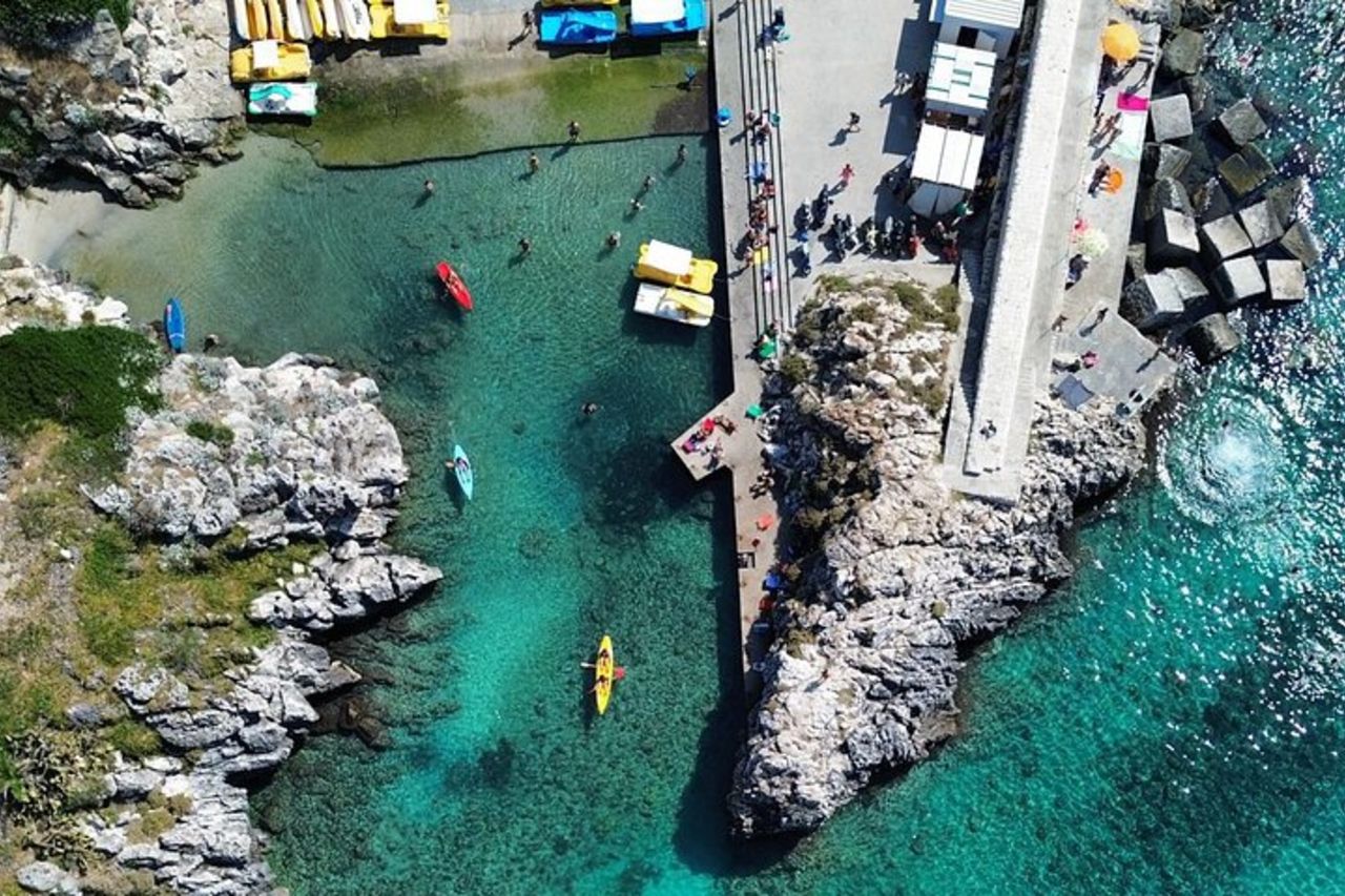 Castro un giro in barca attraverso grotte e acque cristalline — 2