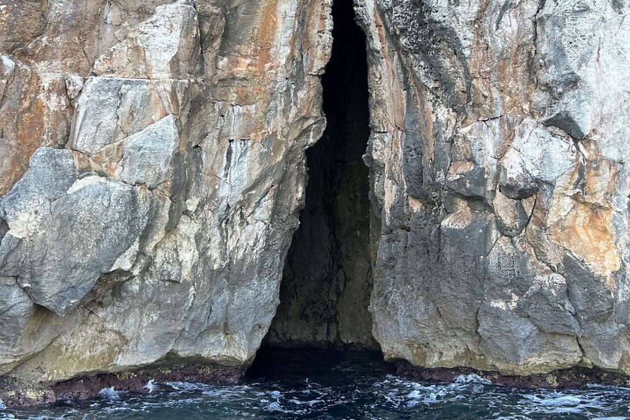 Castro un giro in barca attraverso grotte e acque cristalline — 3