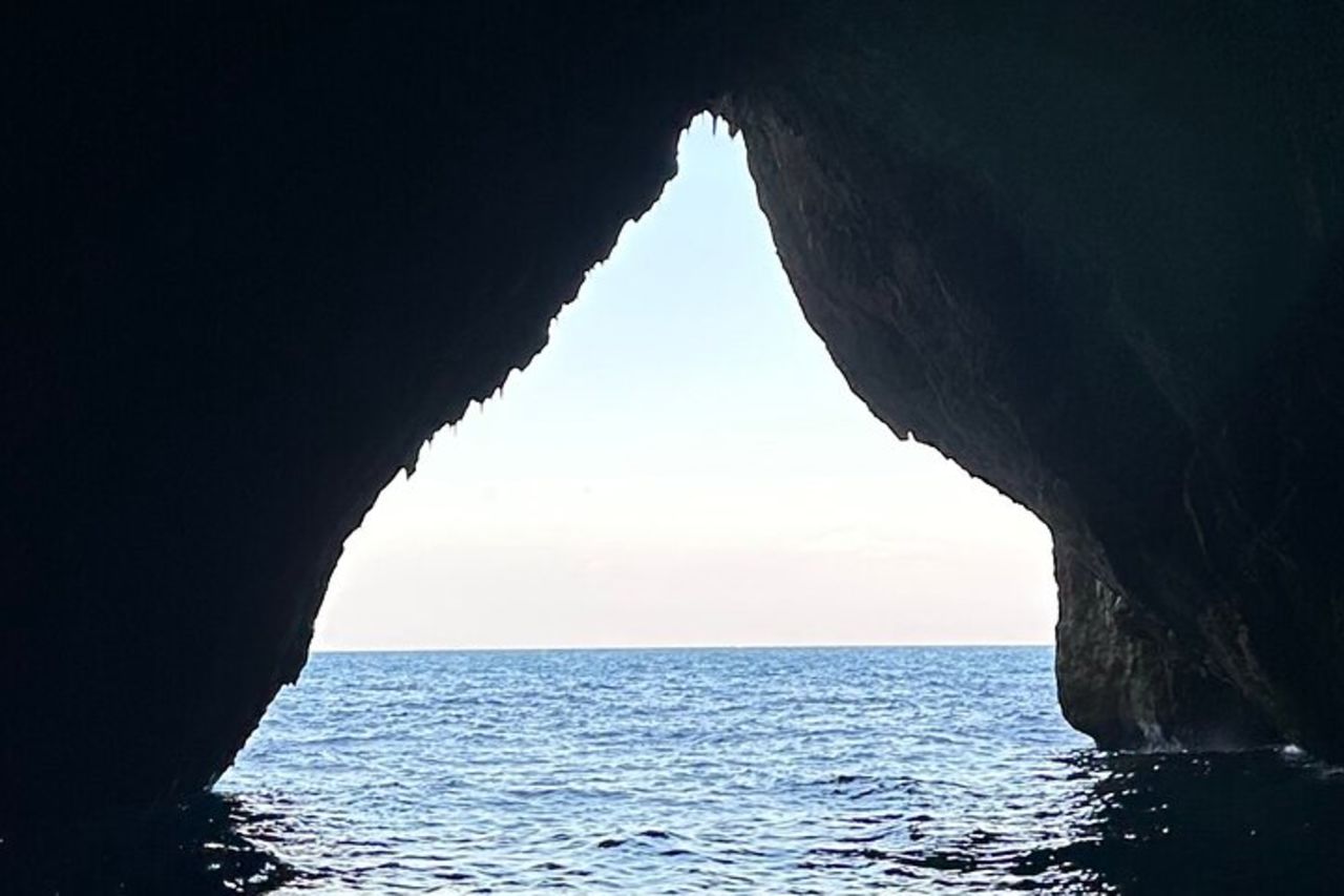 Castro un giro in barca attraverso grotte e acque cristalline — 6