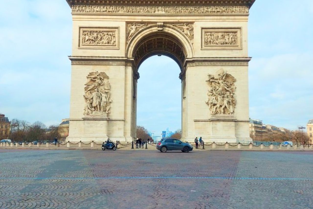 Tour a piedi di mezza giornata delle principali attrazioni di Parigi con una guida divertente — 7