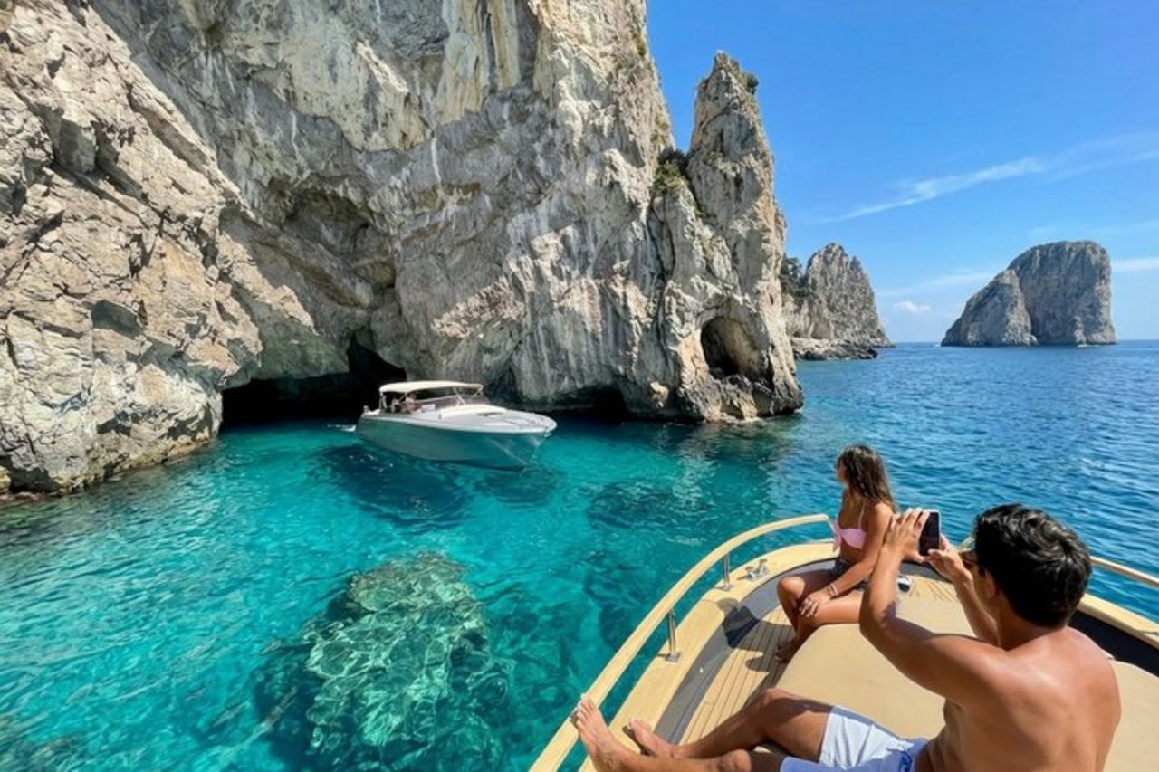 Tour in barca all inclusive di Capri con visita della città da Positano — 4