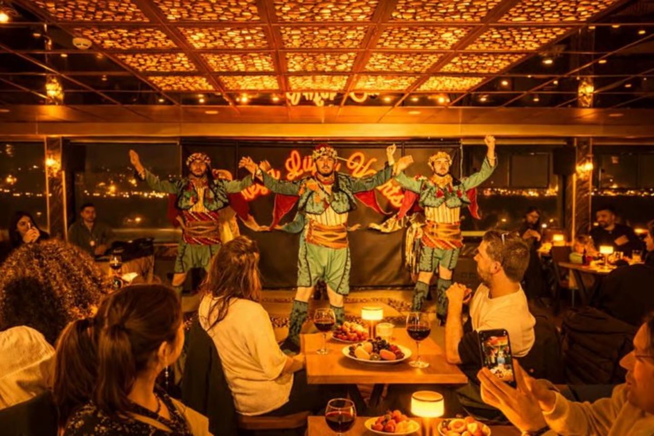 Mega Lüfer Cena Crociera Bosforo e Spettacolo con Tavolo Privato — 9