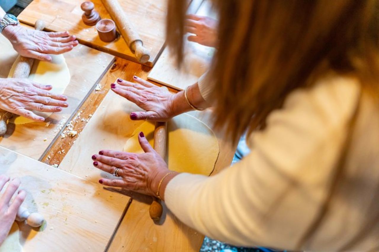 Piccolo gruppo Pasta e Tiramisù a lezione ad Aosta dalle Cesarine — 4