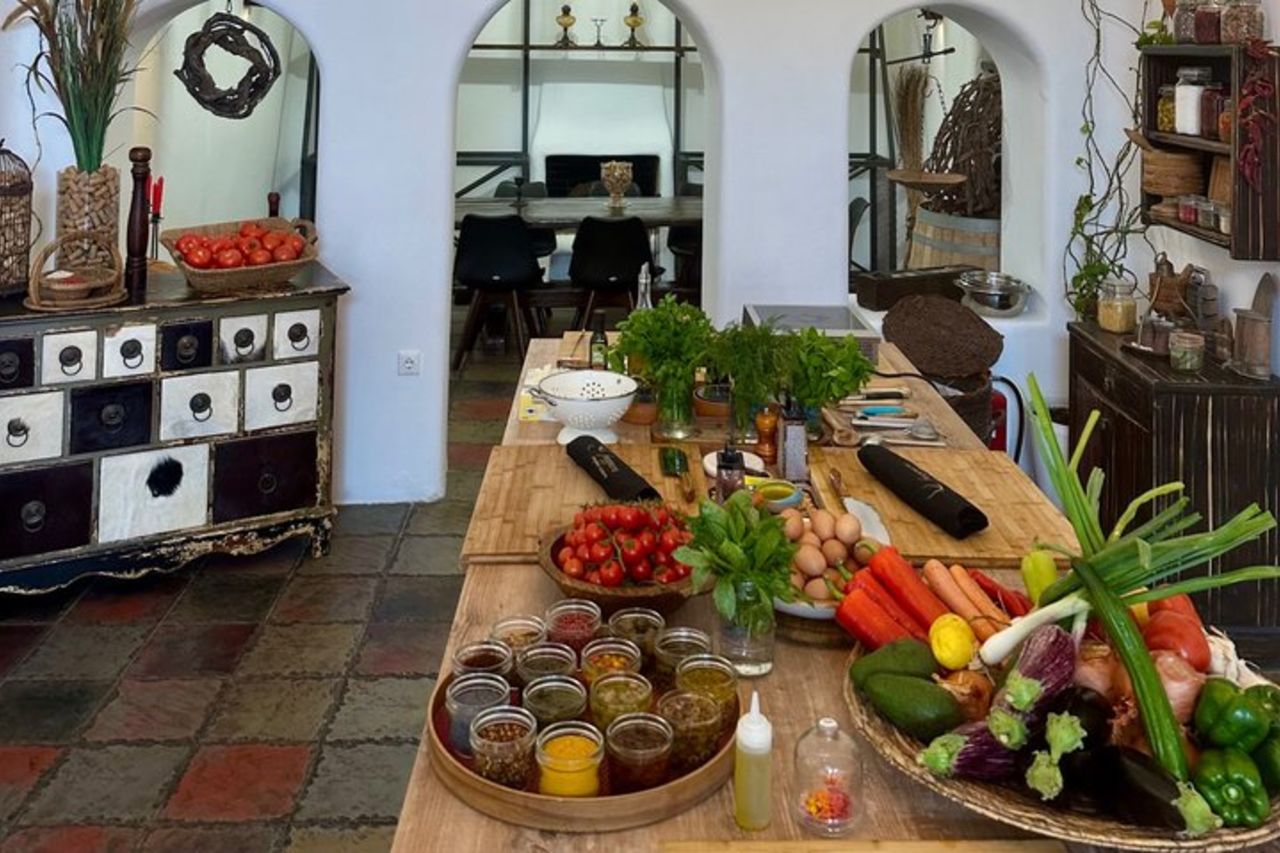 Corso di cucina nella tradizionale casa grotta a Santorini!