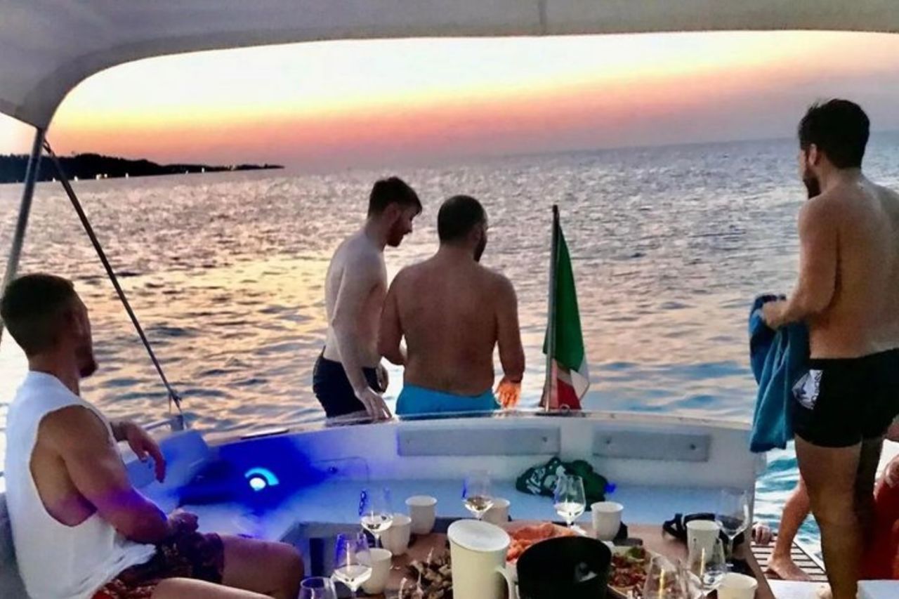 Tour in barca al tramonto nel Gargano con aperitivo e skipper — 8