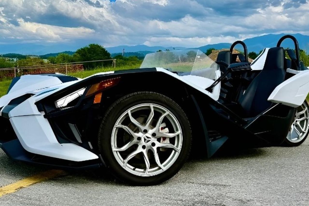 Street‐Legal Slingshot Rental in Viareggio — 2